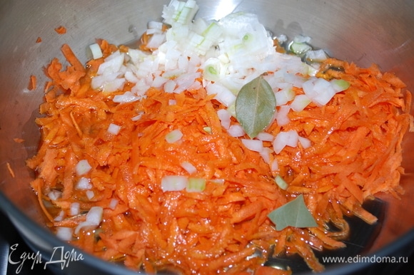 На растительном масле обжарить морковь и лук до золотистого цвета (я добавляю лавровый лист, он во время жарки отдает свой аромат овощам).