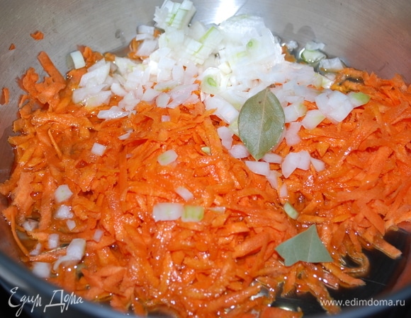 На растительном масле обжарить морковь и лук до золотистого цвета (я добавляю лавровый лист, он во время жарки отдает свой аромат овощам).