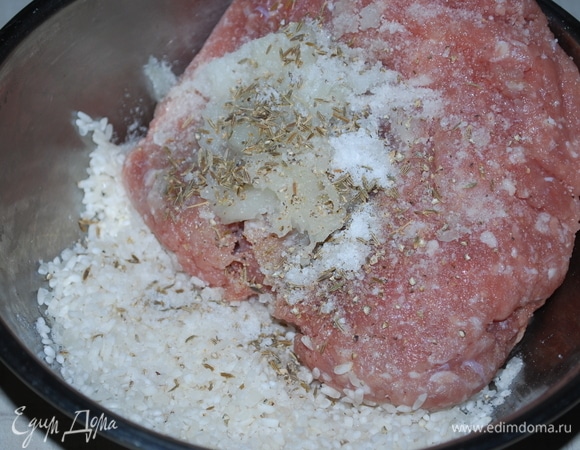 Перемешать вместе фарш с луком и рисом, добавить специи, соль и свежемолотый черный перец.