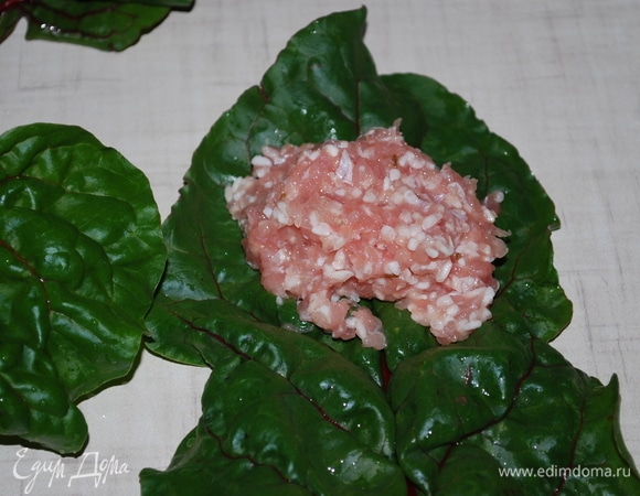 На лист мангольда выложит начинку из фарша.