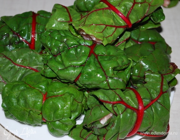 Листья очень мягкие и эластичные, в них очень удобно заворачивать начинку.