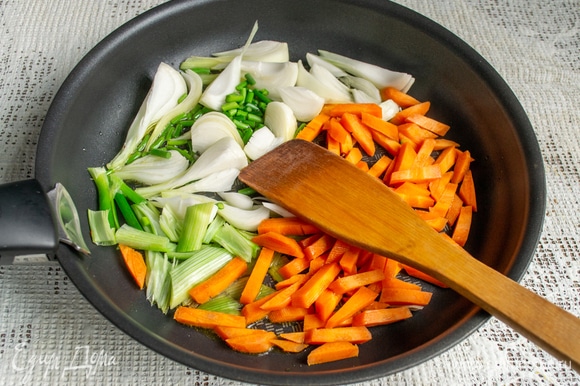 В сковороду наливаем оливковое масло, кладем нарезанные крупно лук и морковь, добавляем мелко нарезанные стрелки чеснока. Ранним летом — чесночные стрелки, в остальное время года несколько зубчиков чеснока. Готовим овощи на среднем огне 10 минут.