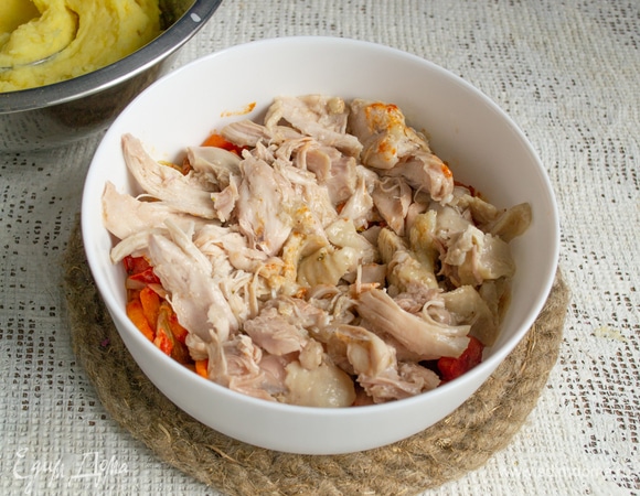 На овощи кладем вареное или жареное куриное мясо без костей и кожи.
