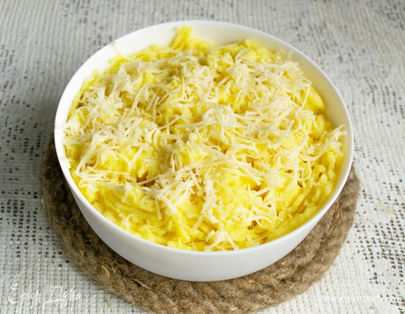 Посыпаем тертым сыром.