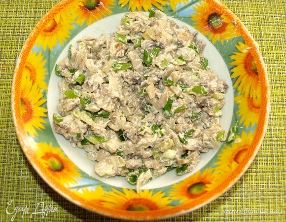 Зеленый лук мелко порубить. Оставить немного для украшения. Добавить лук к остальной начинке, перемешать и отставить.