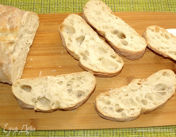 Помидоры черри промыть, обсушить и нарезать колечками. Чиабатту или любой другой хлеб нарезать, подсушить на сухой сковороде.