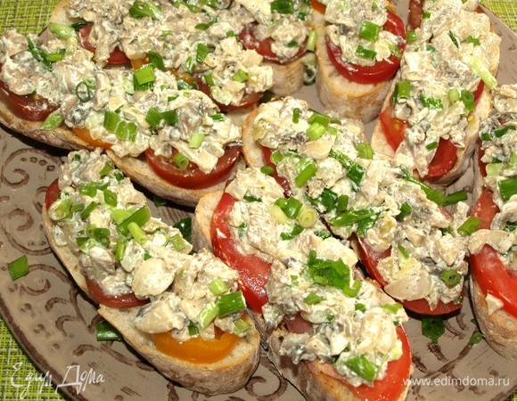 Сверху — грибы, далее посыпаем зеленым луком. Можно подавать к столу.