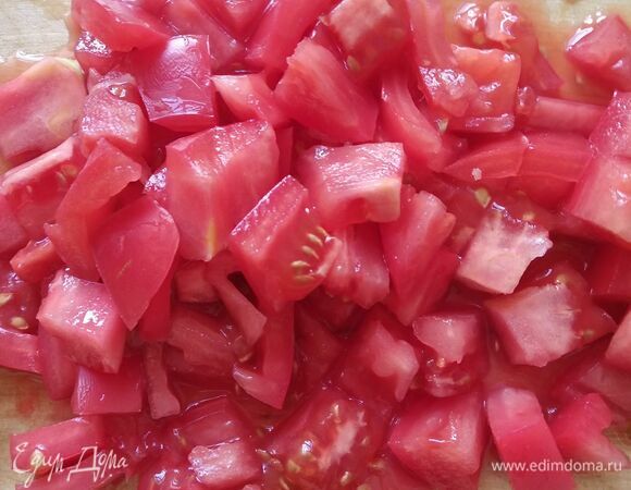 Нарезать помидоры кубиком.