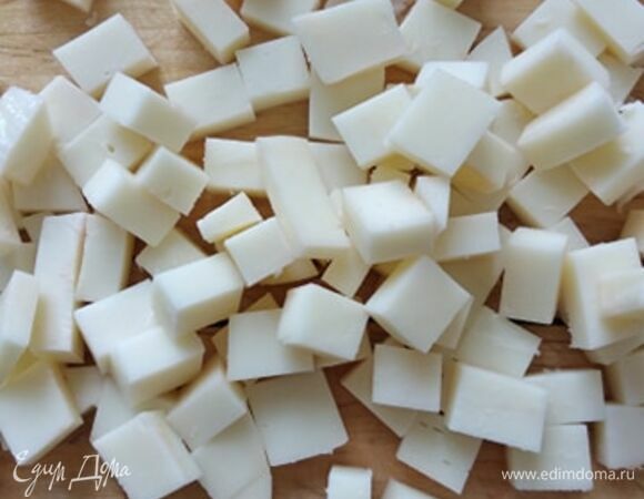 Кубиком нарезать сыр.
