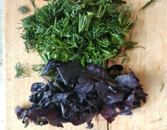 Измельчить укроп и базилик.