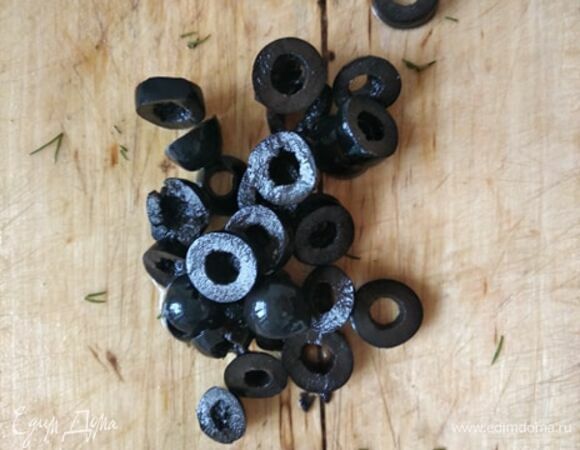 Нарезать оливки колечками.