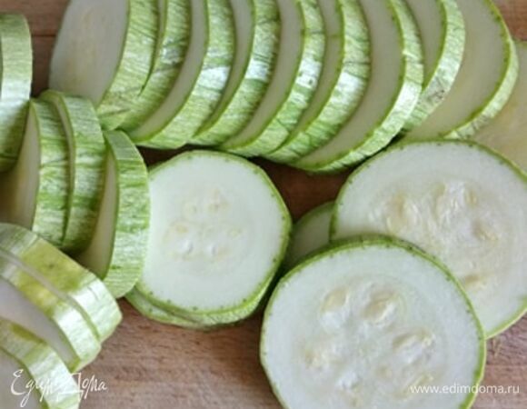 Кабачок промыть и обсушить бумажными полотенцами. Если кабачок молодой, кожицу можно не счищать. Нарезать тонкими кружочками.