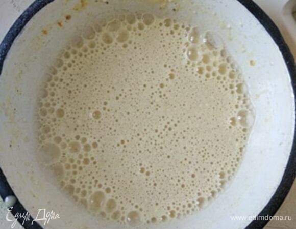 Приготовить заливку. Взбить яйца, добавить молоко. Если хотите, для густоты можно добавить столовую ложку сметаны. Мелко натереть сыр. Я брала пармезан, поэтому посолила чуть-чуть. Количество соли зависит от сорта сыра. Посолить и поперчить по вкусу.