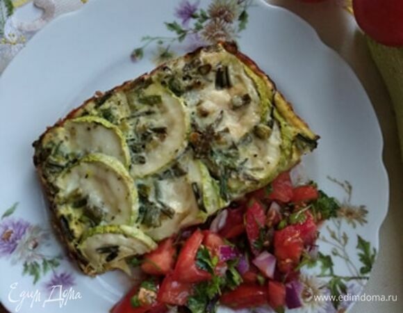 Пока кабачки запекаются, готовим салат. Сам процесс приготовления салата я не сфотографировала. Но это и не нужно. Все очень просто. Лук нарезаем произвольно. Помидоры — кубиком. Базилик можно просто порвать руками. Все перемешиваем, солим, перчим, заправляем капелькой оливкового масла и бальзамическим уксусом. К тому моменту, когда кабачки будут готовы, салат успеет настояться. Легкий ужин готов. Приятного аппетита!