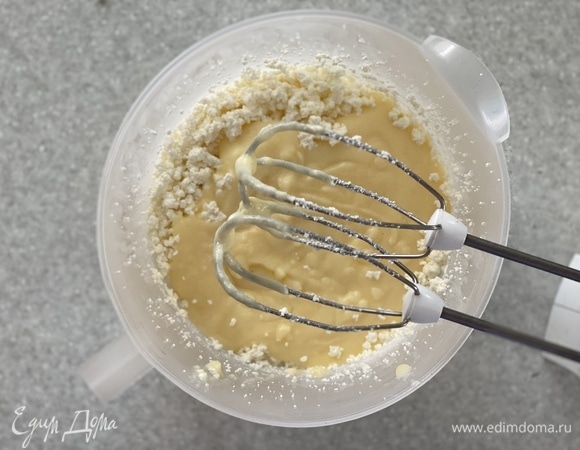 Приготовим крем. 250 мл молока поставить подогреваться в сотейнике. В отдельной миске взбить 1 яйцо, 6 ст. л. сахара и 1 ст. л. кукурузного крахмала. Влить в эту массу половину подогретого молока из сотейника и вылить все обратно к оставшемуся молоку. Интенсивно помешивая, довести до загущения, добавить сливочное масло, ванильный экстракт. Перемешать, остудить. Творог пробить при помощи блендера. Добавить к заварной основе и хорошо взбить миксером. Крем готов.