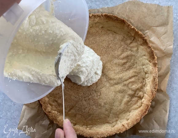 В готовую основу выложить крем.