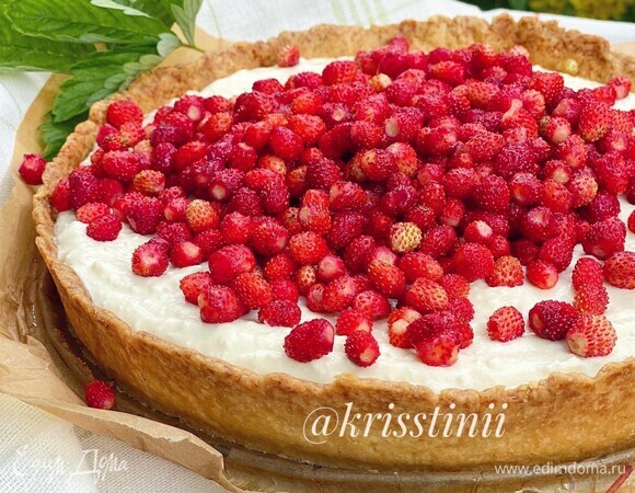 Сверху насыпать промытую и обсушенную землянику.