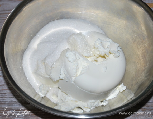 Рикотту и сахар смешайте с помощью миксера.