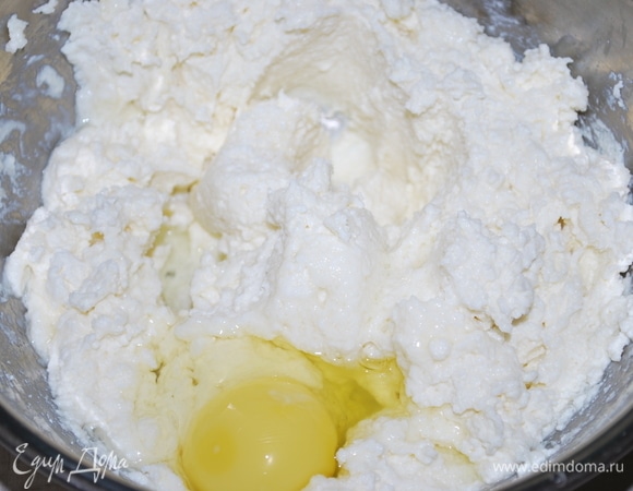 По одному добавьте яйца, перемешайте с помощь миксера до пышного состояния.