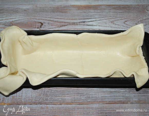 В форму выложите слоеное тесто.