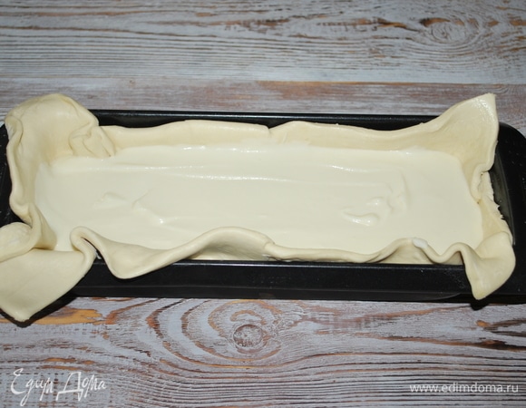 Наполните тесто кремом из рикотты.