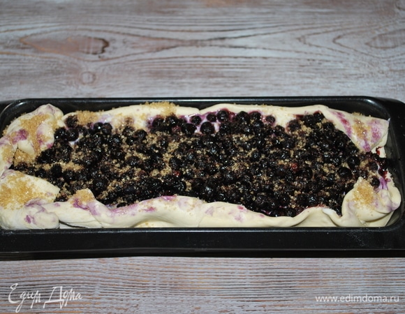 Края теста подогните и посыпьте заготовку коричневым сахаром. Выпекайте при 170°C в течение 50–55 минут, до готовности.