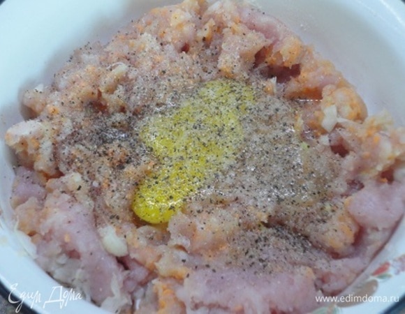 Фарш вымесить с мелко натертой морковью, яйцом, солью и вашими любимыми специями. Слегка отбить. Включить духовку на разогрев до 200°C.