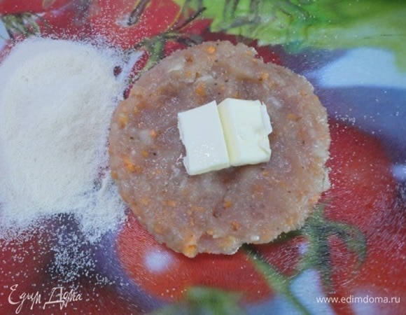 Фарш разделить на шесть частей. Сформировать лепешки и в середину каждой положить кусочек холодного сливочного масла. Залепить края, сформовать биточки и запанировать в сухарях или манной крупе.
