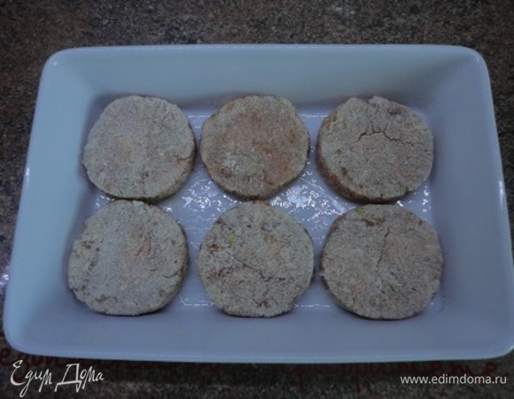 Выложить в смазанную маслом форму, накрыть фольгой и запекать в духовке 30 минут при 200°C. Затем фольгу убрать и продолжить запекание еще 10 минут в верхней части духовки.