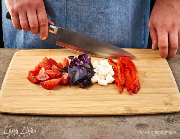 Перец нарежьте тонкими ломтиками, удалив кожу и перегородки. Помидоры и моцареллу нарежьте дольками. Базилик слегка порвите.