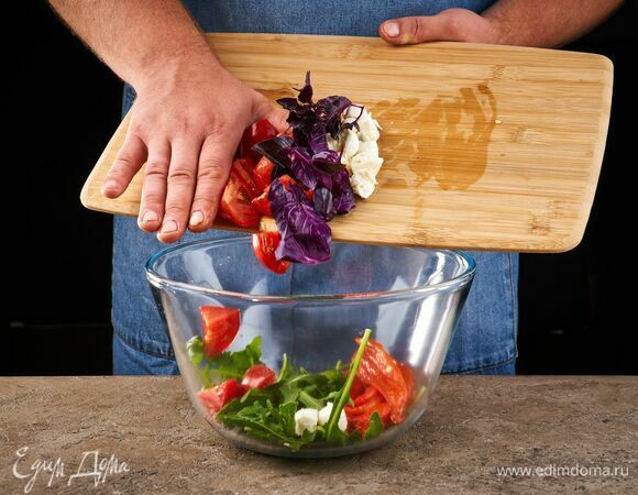 Выложите в салатник перец, помидоры, моцареллу и базилик.