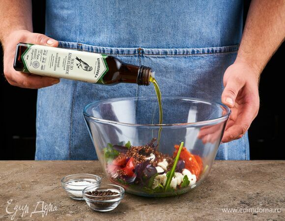 Заправьте конопляным маслом ТМ «Коноплянка» и перемешайте.