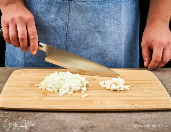 Лук нарежьте кубиками, чеснок мелко порубите.