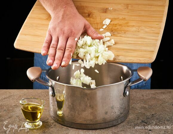 Влейте в кастрюлю оливковое масло и пожарьте лук и чеснок.