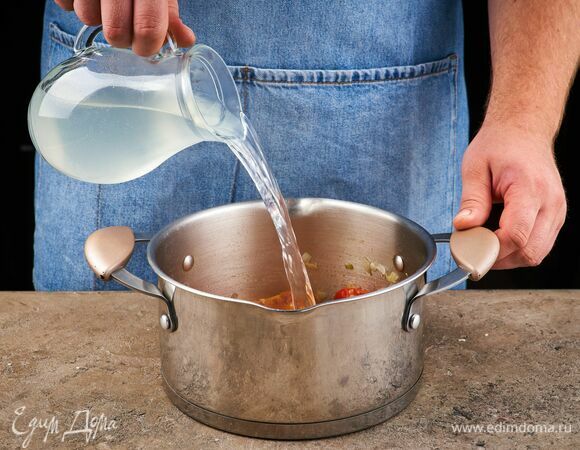 Влейте бульон, варите 10 минут.