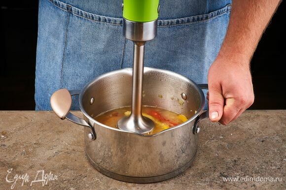 Пюрируйте суп погружным блендером.