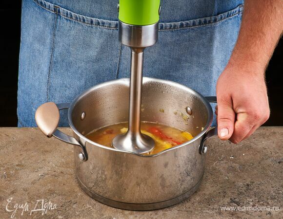 Пюрируйте суп погружным блендером.