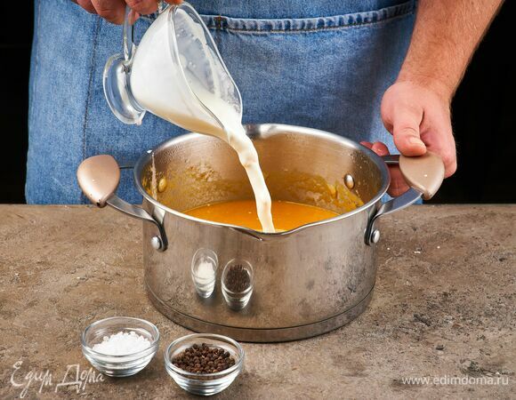 Введите теплые сливки, посолите и поперчите.