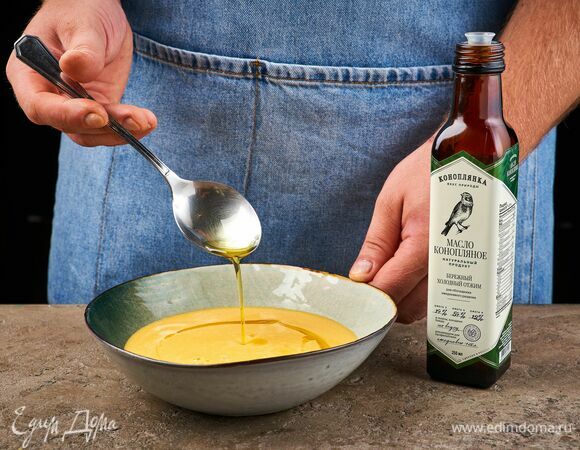 Разлейте суп по тарелкам, добавьте конопляное масло ТМ «Коноплянка». Оно придаст супу пряный травяной привкус.