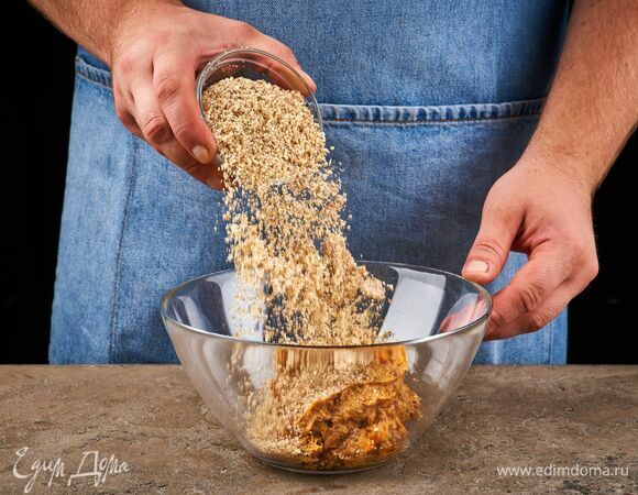 Добавьте миндальную муку.