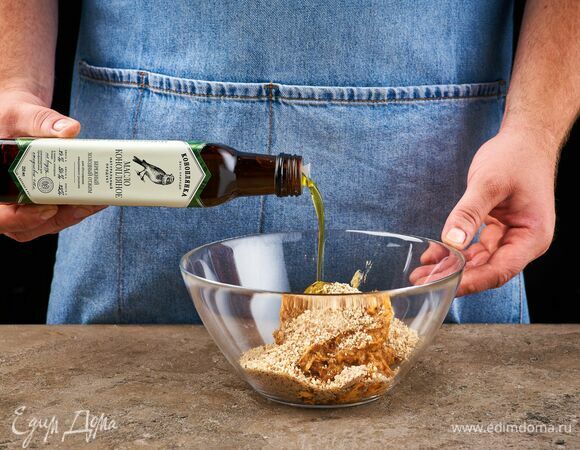 Добавьте конопляное масло ТМ «Коноплянка» и перемешайте.