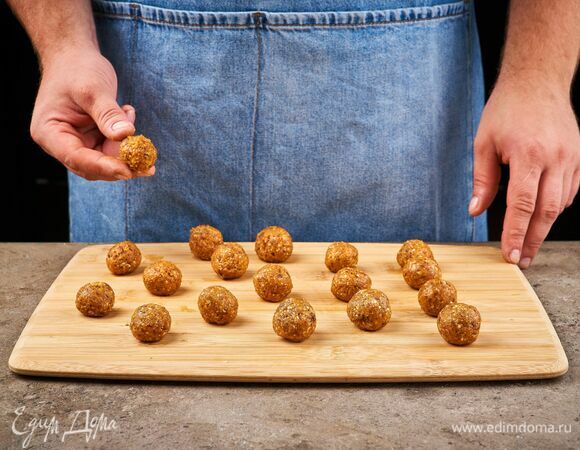 Сформируйте из массы шарики.