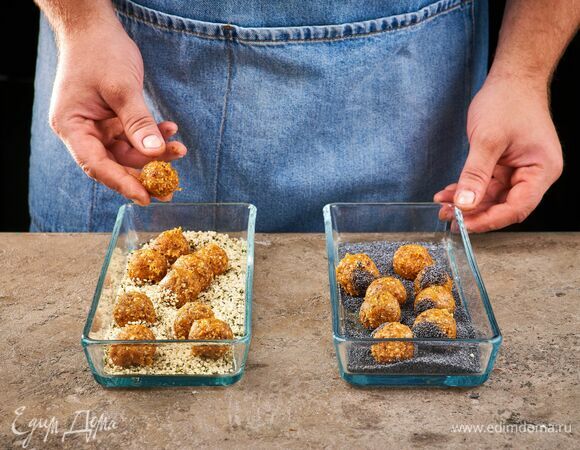 Обваляйте половину шариков в маке, а вторую половину в конопляных семечках ТМ «Коноплянка». 