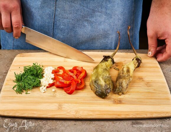 С запеченных овощей снимите кожицу. Перец нарежьте соломкой. Чеснок и укроп мелко порубите.
