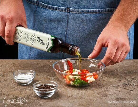 Выложите в чашку перец, чеснок и укроп. Посолите, поперчите. Добавьте конопляное масло ТМ «Коноплянка».