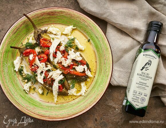 Выложите на тарелку запеченные очищенные баклажаны, добавьте смесь с перцем, кусочки моцареллы. Посыпьте кунжутом и подавайте.