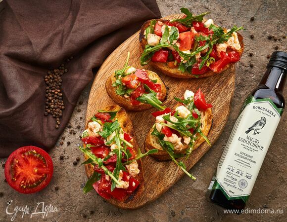 На поджаренный хлеб выложите салатную смесь и подавайте.