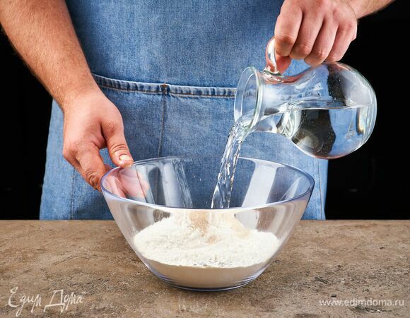 Влейте воду и замесите тесто.