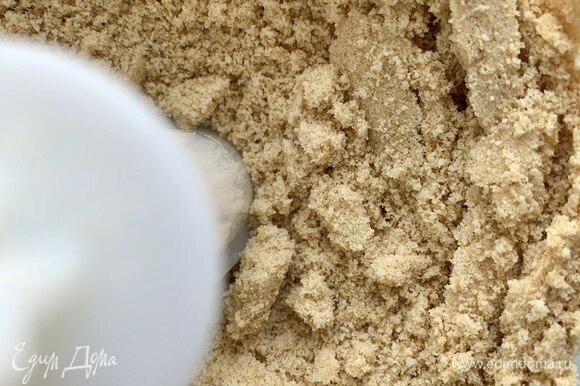 Готовим песочную основу. Печенье перемолоть в очень мелкую крошку с помощью блендера.