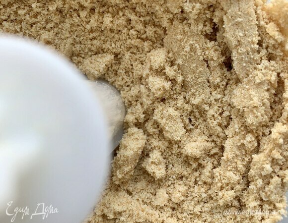 Готовим песочную основу. Печенье перемолоть в очень мелкую крошку с помощью блендера.